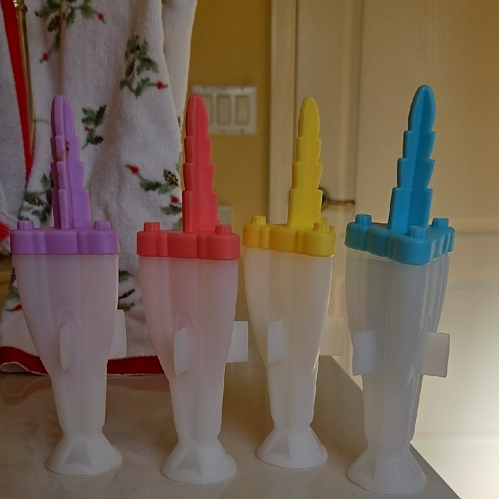 Popcicle Makers 4 Piece  Set Pink blue, yellow purple, put some lemonade.